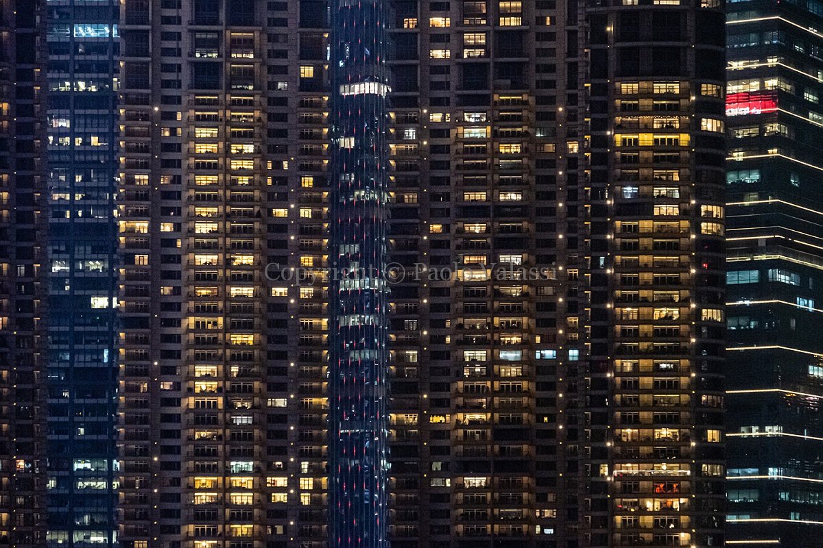 Shanghai particolare di grattacielo di notte